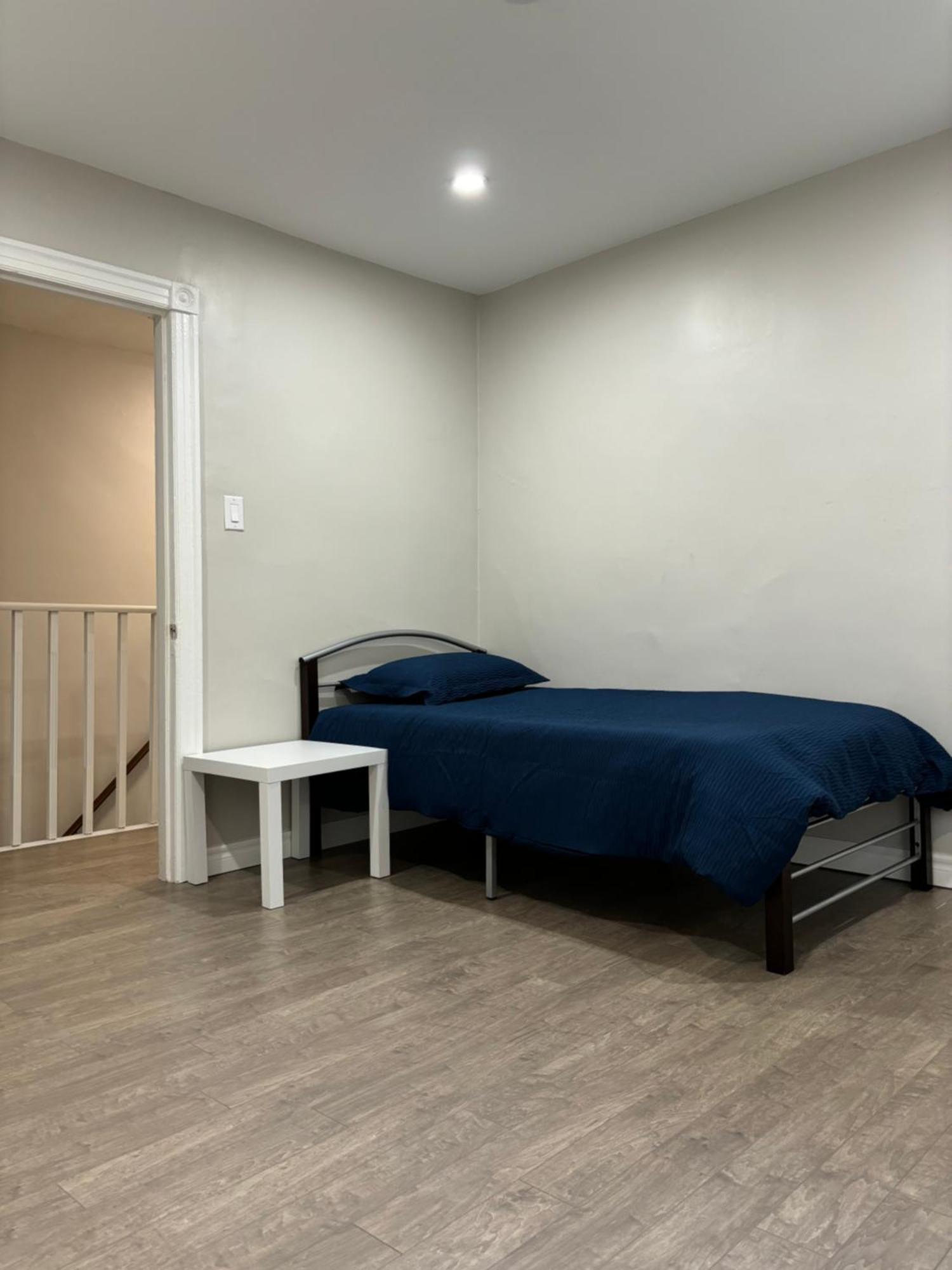 H Men'S Dormitory Hamilton Exterior photo