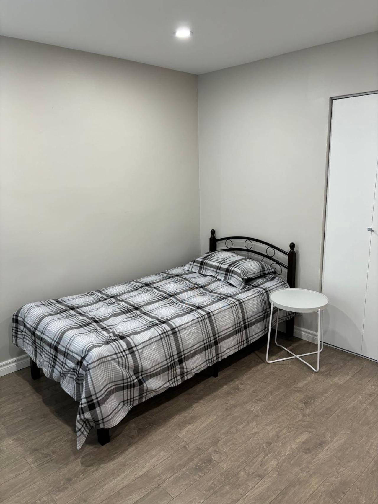 H Men'S Dormitory Hamilton Exterior photo