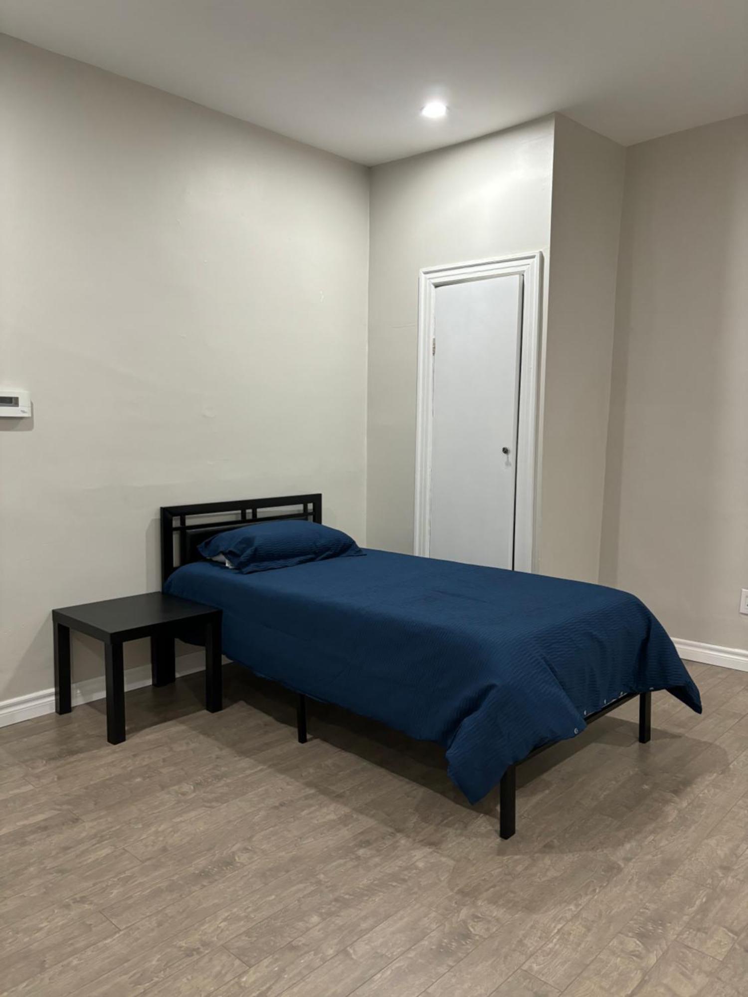 H Men'S Dormitory Hamilton Exterior photo